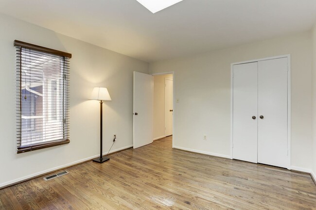 Building Photo - 3 Bed 2 Full Bath 2 Half Bath - North Beth...