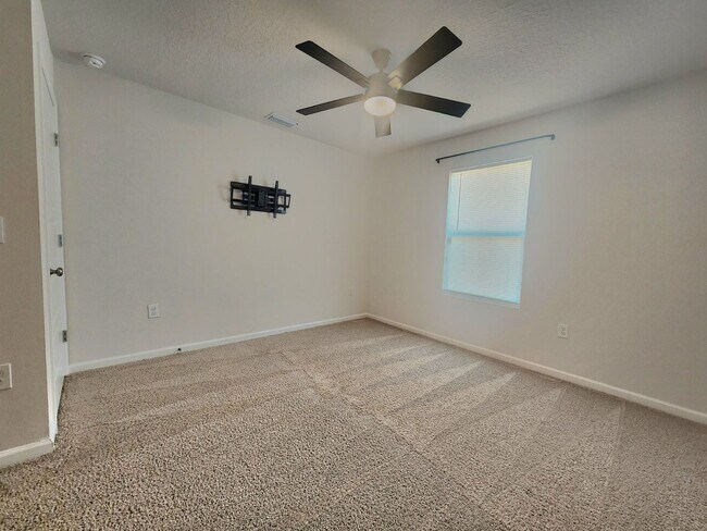 Building Photo - Perfectly Located, Pet Friendly, 4/2 Home ...