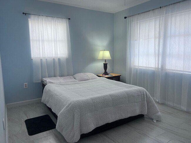 Building Photo - 4BD/2BA on the Island!