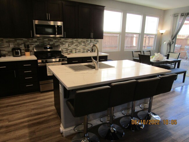 Building Photo - Beautiful Newer Two Story Home in The Gate...