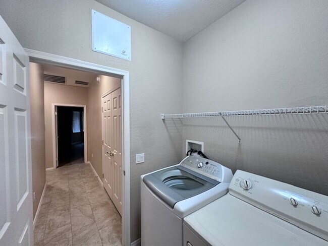 Building Photo - Updated 3 Bed/2 Bath in 55+ Community