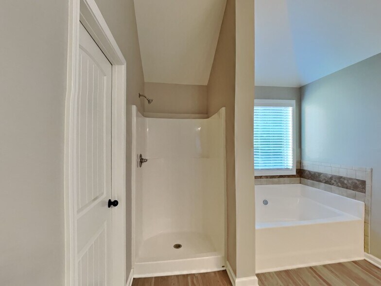 Building Photo - 400 Louise Way