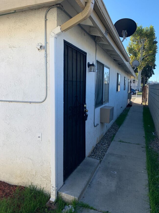 Primary Photo - 918-920 Calhoun Pl