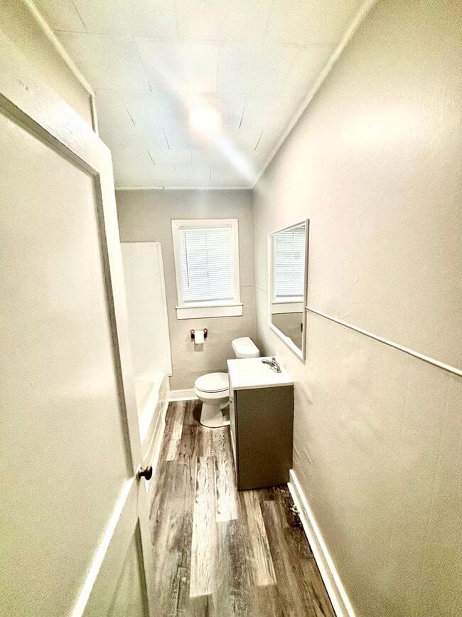 Building Photo - 257 N Pine Ave