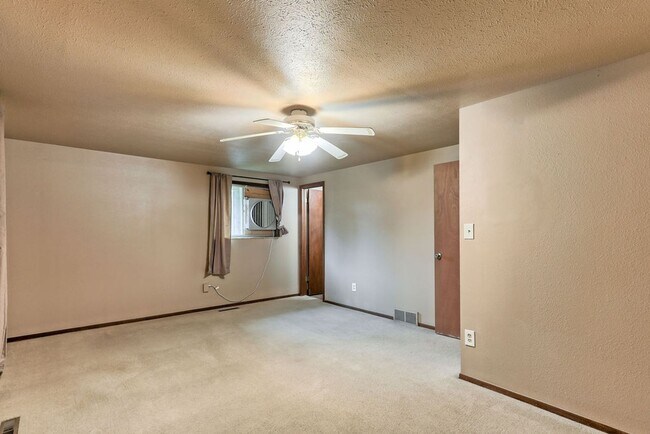 Building Photo - 2 Bedroom Ranch in Loveland with finished ...