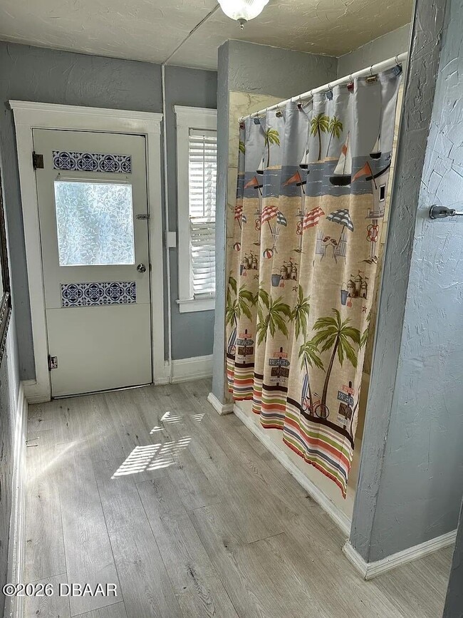 Building Photo - 827 N Oleander Ave