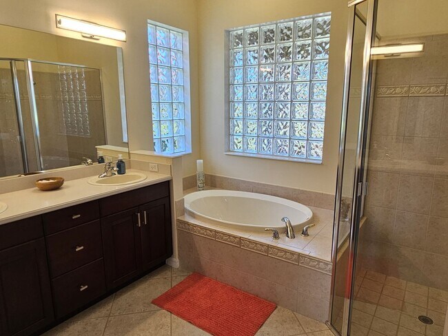 Building Photo - Seasonal Short-Term 3 Bedroom 2 Bathroom Heated Pool Home located in Venetian Club & River Club!