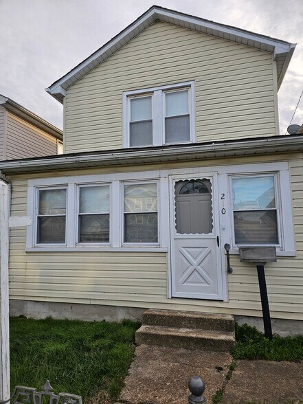 Building Photo - 210 Center St