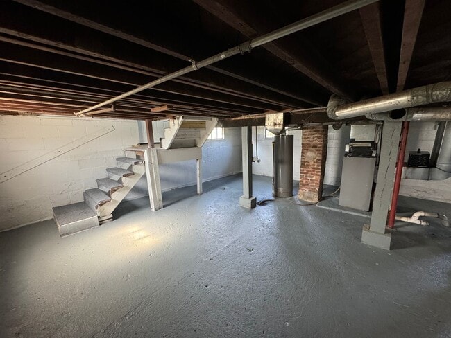 Building Photo - Great Location smaller 2 bedroom house wit...