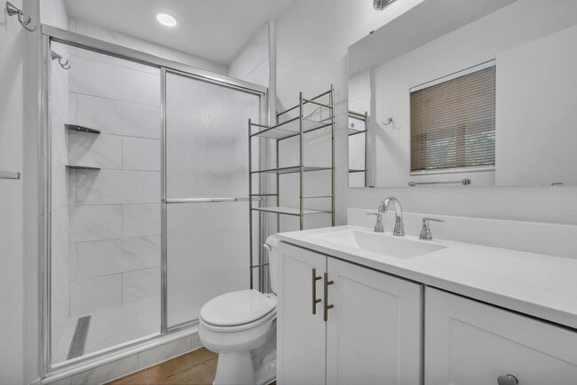 Building Photo - 5 Bed, 3 Bath, Pebble Tec Pool, Granite Counters Huge Kitchen Island