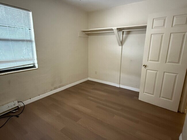 Building Photo - 1020 Queen St N