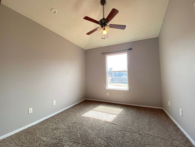 Building Photo - East El Paso 3 bed 2 bath