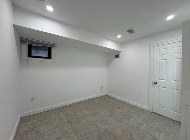 Building Photo - 1363 Kearney Ave