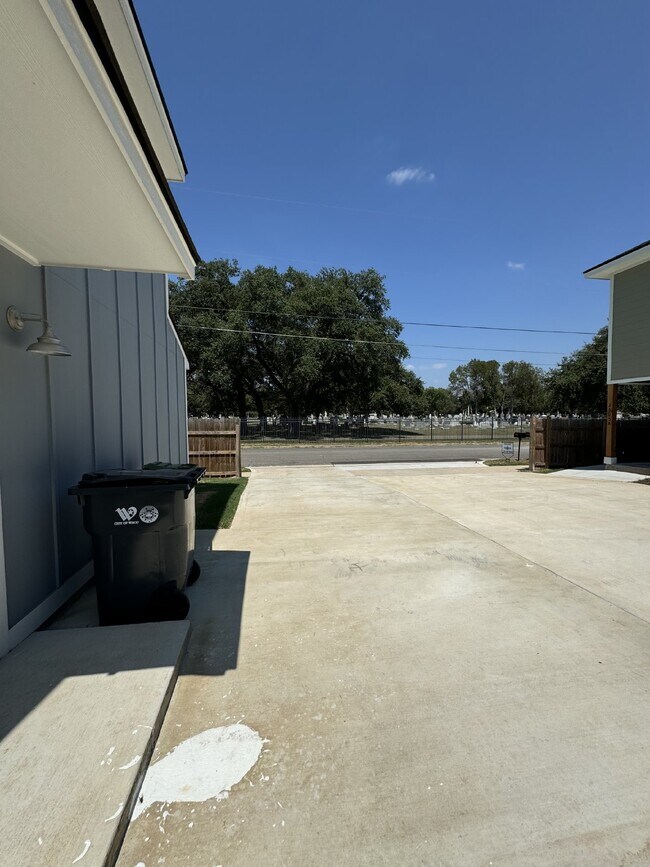Building Photo - "Charming 1-Bedroom Haven with 1.5 Baths on Hines Avenue, Waco"