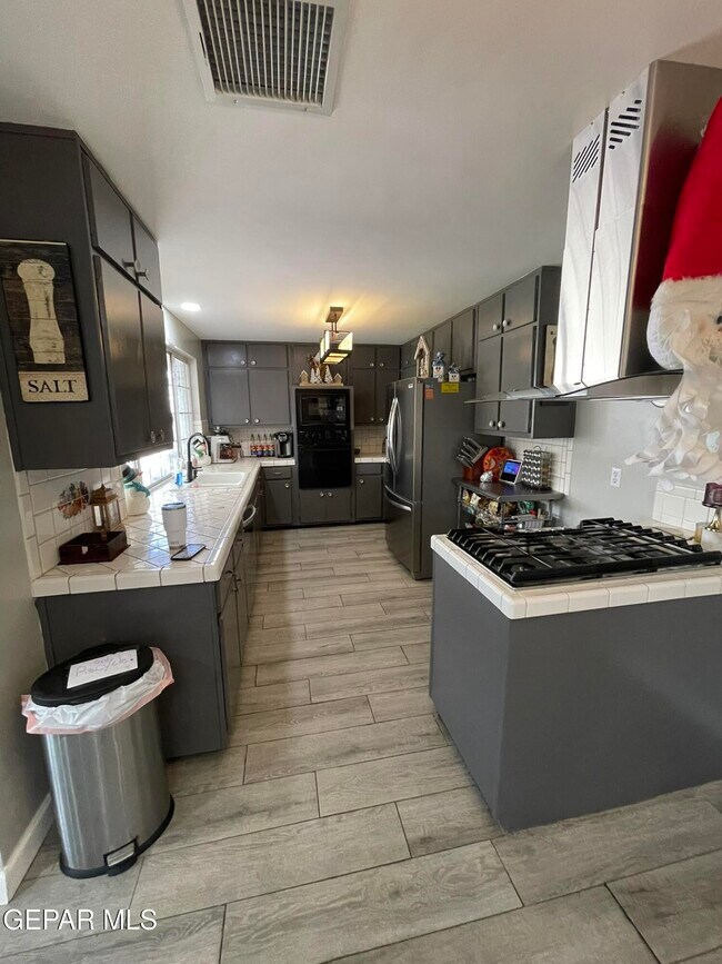 Building Photo - 10024 Fenway Dr