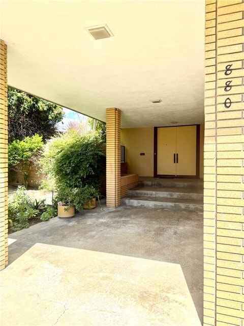 Building Photo - 880 N Gainsborough Dr