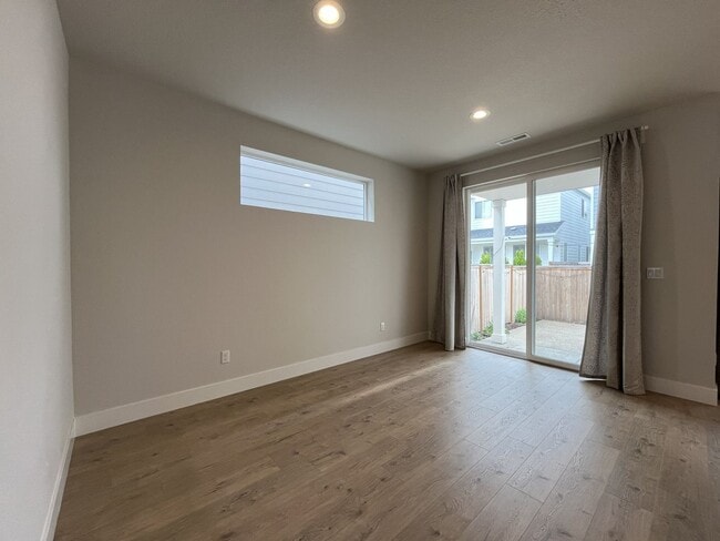 Building Photo - Stunning 2024 Built 5BR Home with Main-Level Suite, EV Charger & Covered Patio Near River Terrace