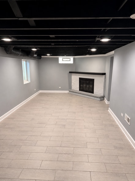 Building Photo - 716 NW Holcomb Dr