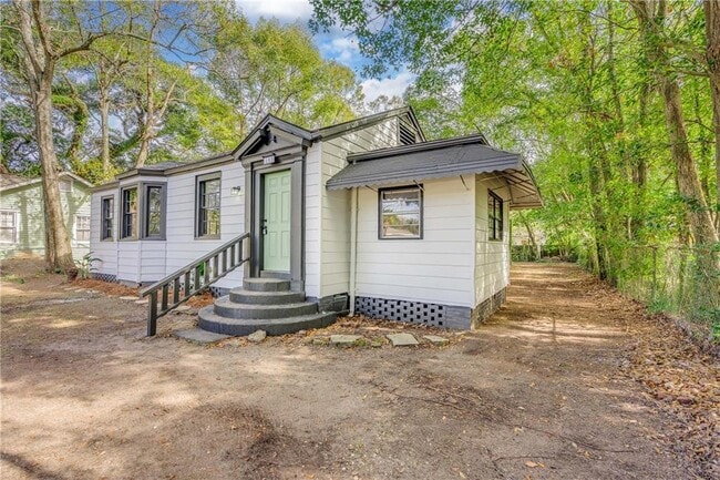 Building Photo - 561 Tuttle Ave