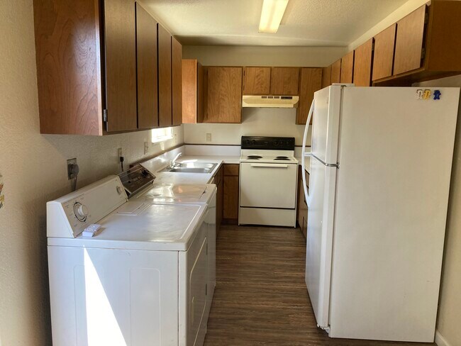 Kitchen w/laundry - 3898 Rohnerville Rd