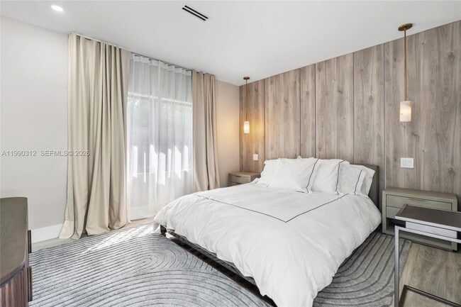 Building Photo - 116 W 1st Ct