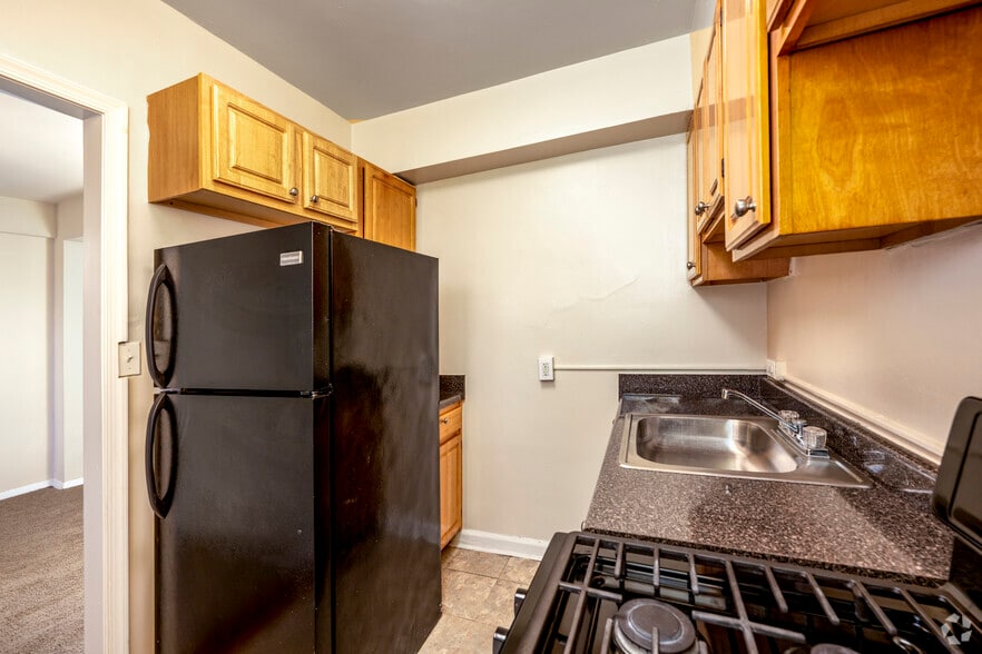 2BR, 1BA - 900SF - Kitchen - Walden Commons