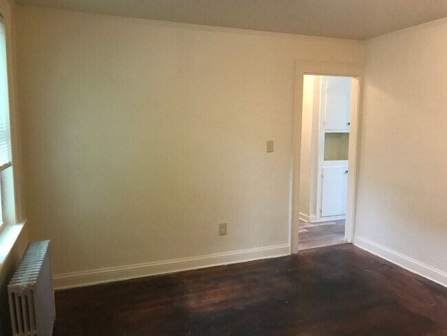 Building Photo - 452-454 Thompson Ave