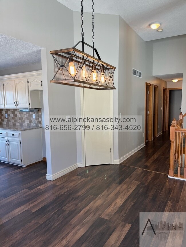 Building Photo - Beautiful California Split in Platte County