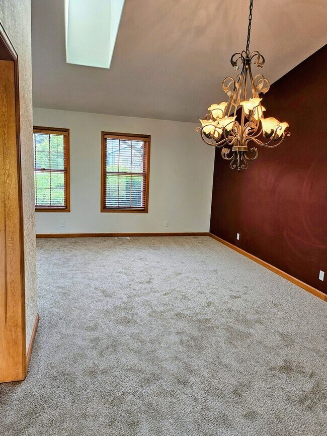 Building Photo - ALL PROSPECTIVE TENANTS MUST SUBMIT A $58 ...