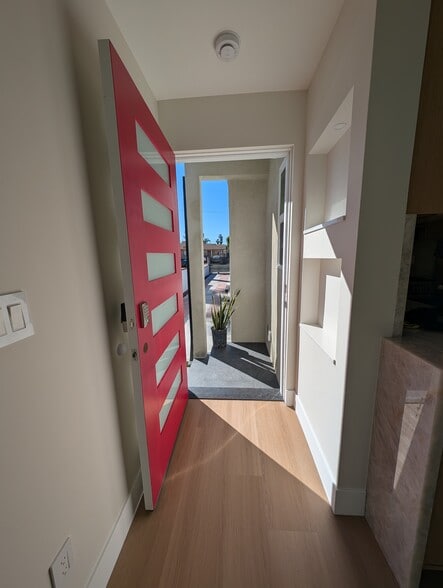 Building Photo - 6330 Mary Ellen Ave