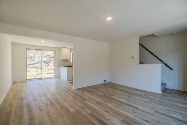 Building Photo - RENOVATED & READY FOR MOVE IN! STUNNING 3 ...