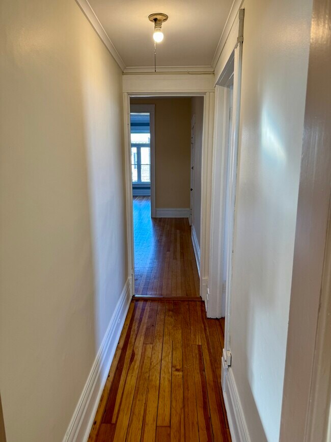 Building Photo - 1331 N Maplewood Ave