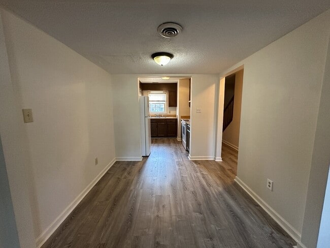 Building Photo - Charming 2 Bedroom, 1.5 Bath Townhome-103 Palace Circle