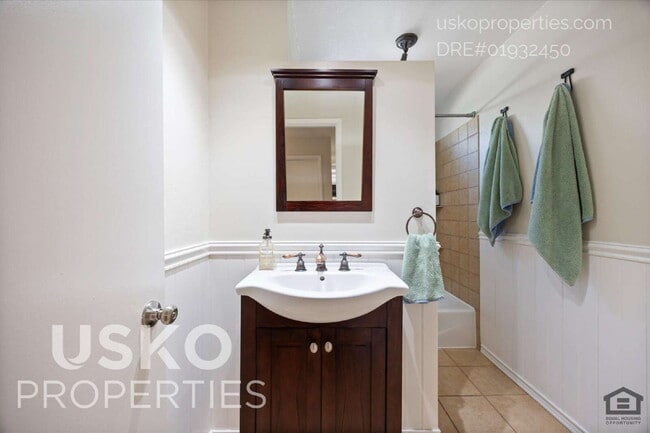 Building Photo - 8844 Garden Glen Way