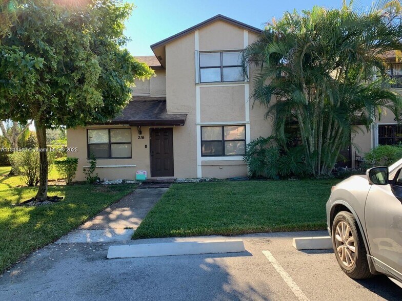 Primary Photo - 216 Lakeside Cir