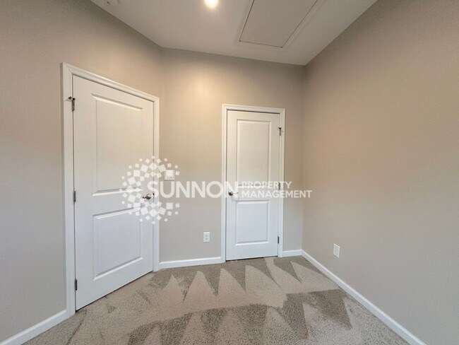 Building Photo - 3 Bedroom Townhome in Mountain Island