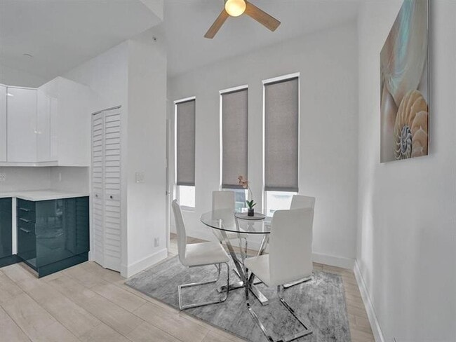 Building Photo - 703 SE 16th Ct