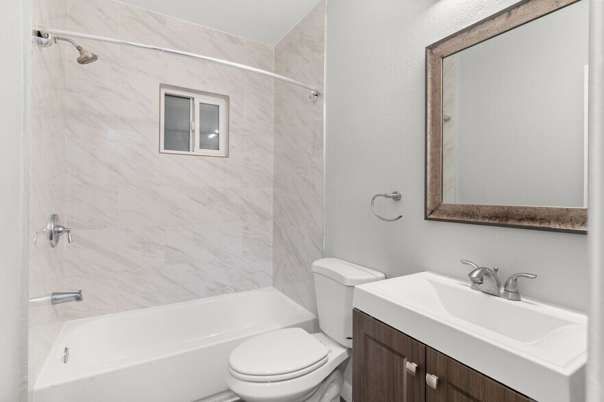 Building Photo - 1900 E 7th St