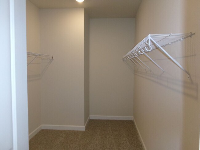 Building Photo - Spacious 4 bedroom home located in Clear Pond