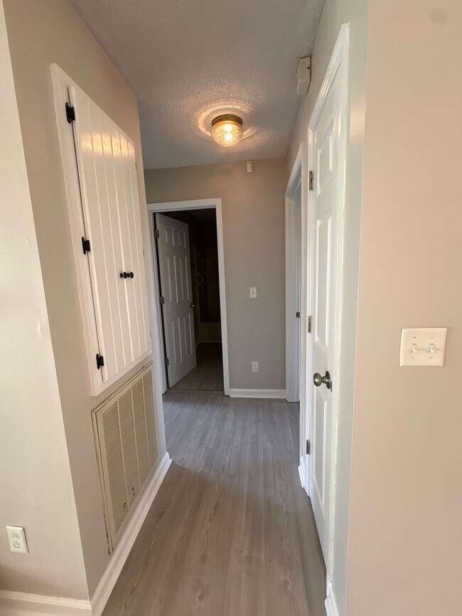Building Photo - Spacious Brick Home with Fenced-In Back Yard!
