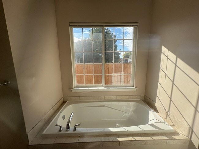 Building Photo - Reduced Rent!