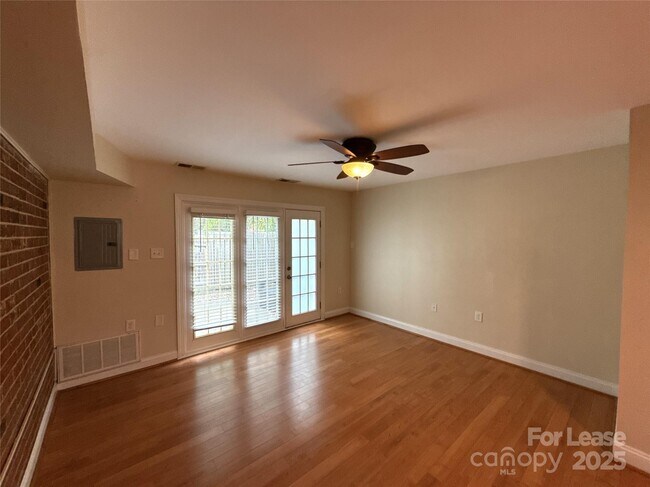 Building Photo - 1207 Green Oaks Ln