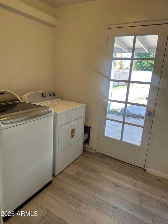 Building Photo - 3112 E Cypress St