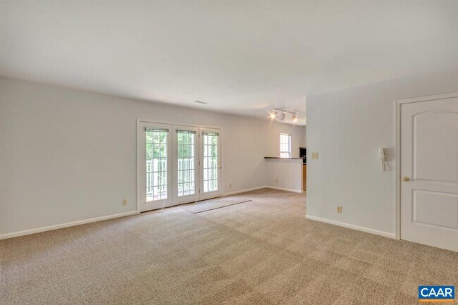 Building Photo - 1221 Villa Ln