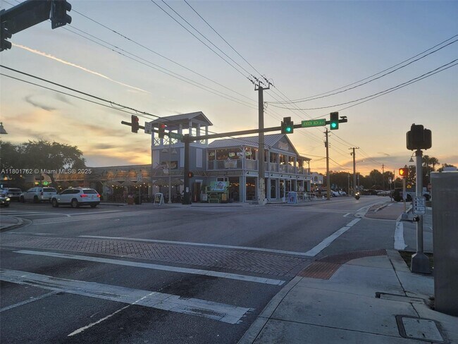 Building Photo - 1624 NE Orion St