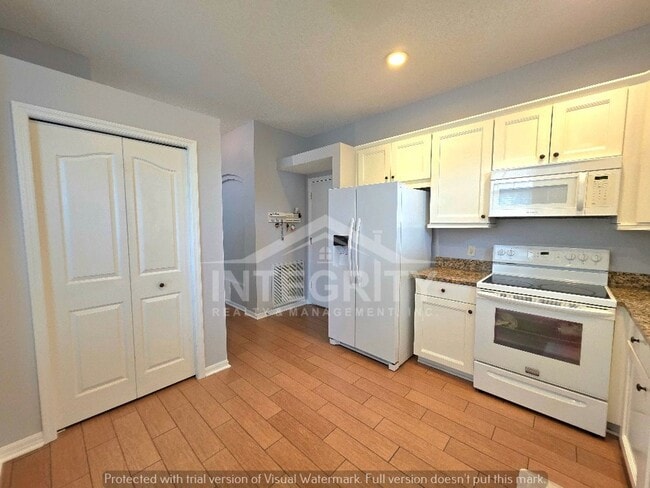 Building Photo - 10107 Farmingdale Pl