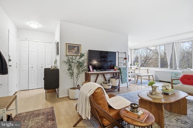 Building Photo - 1210 N Taft St