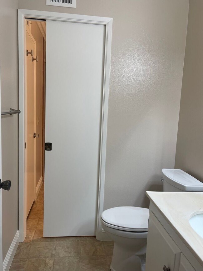 Building Photo - Beautiful Condo in Private Community