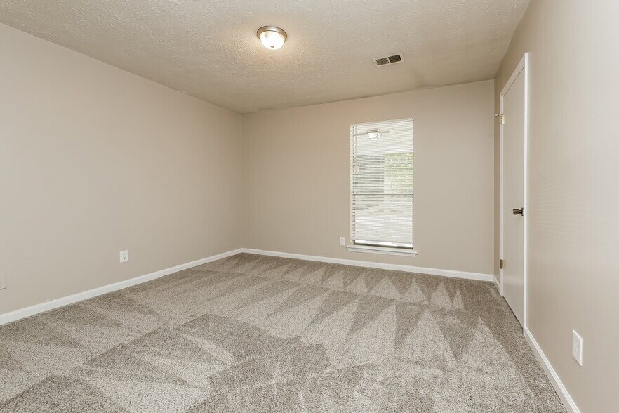Building Photo - 9380 Forest Knoll Dr