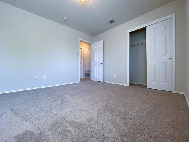 Building Photo - Spacious 4/BR 2.5/BA Two-Story Home with F...